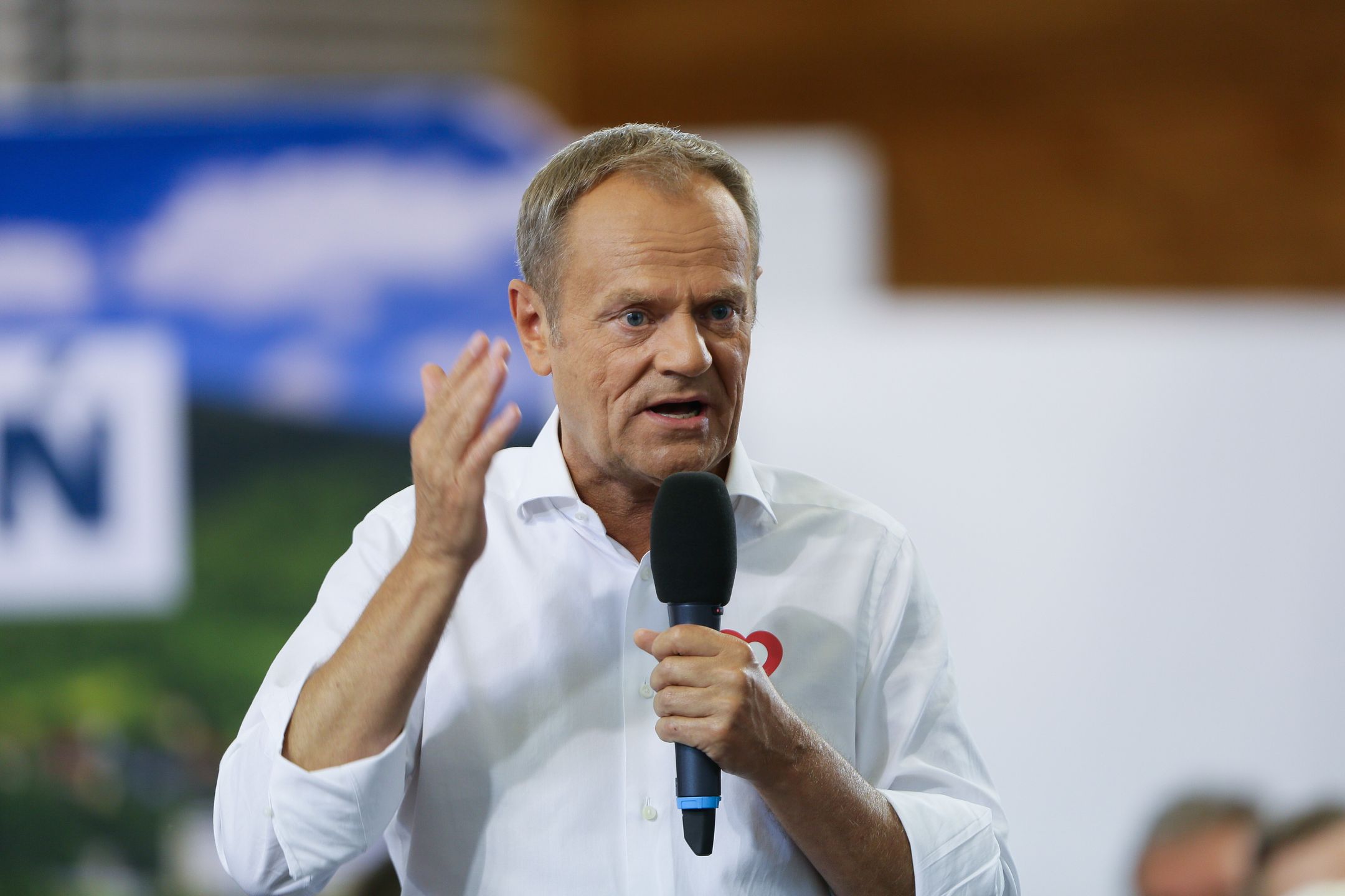 Ustroń, 04.08.2023. Przewodniczący PO Donald Tusk przemawia na spotkaniu z sympatykami w amfiteatrze w Ustroniu, 4 bm. (mr) PAP/Zbigniew Meissner