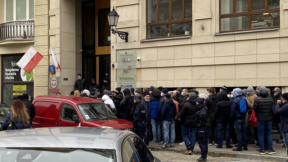 Przed siedzibą NBP przy ulicy Wareckiej w Warszawie od bardzo wczesnych godzin porannych stała kolejka chętnych. Tak było przed wszystkimi szesnastoma oddziałami w całej Polsce (Barbara Kwiatkowska)