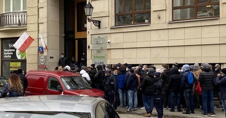 Kolejka pod NBP. Po banknoty i monety z Lechem Kaczyńskim