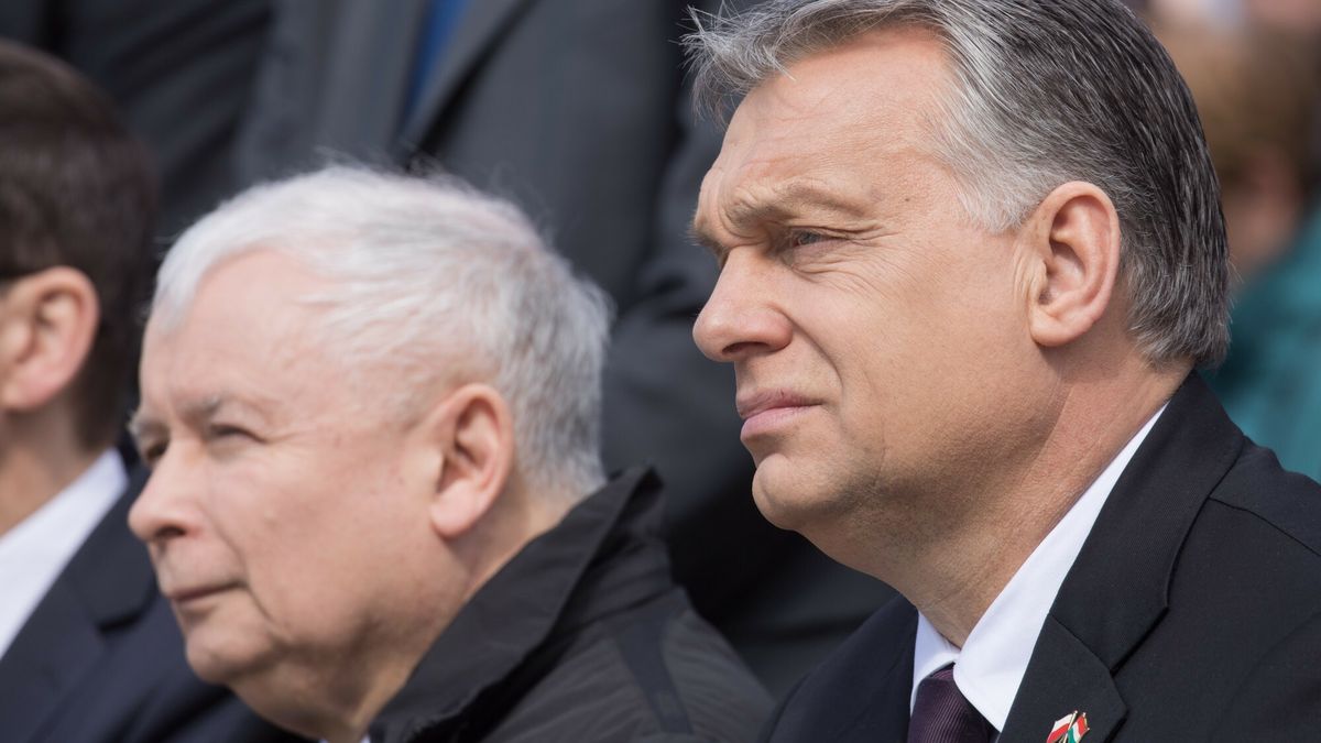 Jaros?aw Kaczy?ski podczas ods?oni?cia pomnika smole?skiego w BudapeszcieApril 6, 2018 - Budapest, Hungary: Viktor Orban prime minister of Hungary and Jaroslav Kaczynski leader of the ruling party and former prime minister of Poland, twin brother of late president Lech Kaczynsky who died in the Smolensk plane crash attend the Inauguration of the memorial of the Smolensk plane crash. The monument commemorates the airplane crash tragedy at the Russian city Smolensk on 10 April 2010, where 96 people died on board, among President of Poland Lech Kaczy?ski and his wife Maria, the former President of Poland in exile Ryszard Kaczorowski, the chief of the Polish General Staff and other senior Polish military officers, the president of the National Bank of Poland, Polish Government officials, 18 members of the Polish Parliament, senior members of the Polish clergy and relatives of victims of the Katyn massacre. Hungarian government acknowledgedly organized the ceremony few days earlier than the 8th annyiersary of the tragedy to use it for their cause during the Hungarian Parliamentary election campaign. Polish prime minister Mateusz Morawiecki spoke about the long lasting brotherhood among the people of Hungary and Poland while both Viktor Orban and Jaroslav Kaczynski urged Hungarian voters to cast their votes on the ruling Fidesz party to protect Europe from migration and descend. (Attila Volgyi/Polaris)Attila Volgyi