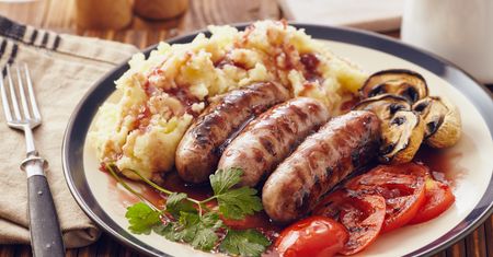 Biała kiełbasa gotowana w piwie