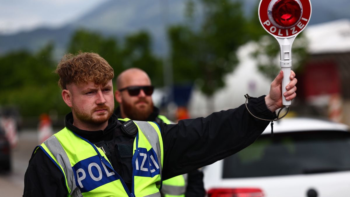 Police officers work at a checkpoint at the border with Austria during the visit of German Interior Minister Alexander Dobrindt in Kiefersfelden, Germany, 15 May 2025. Dobrindt said the country will increase controls along the borders as part of a tougher immigration policy. EPA/ANNA SZILAGYI Dostawca: PAP/EPA.