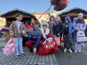 Nowy Sącz: Świąteczne szaleństwo na rynku. Dzieciaku ubrały choinki