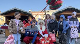 Nowy Sącz: Świąteczne szaleństwo na rynku. Dzieciaku ubrały choinki