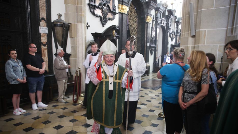 Kraków, 18.06.2022. Metropolita krakowski abp Marek Jędraszewski (C) podczas mszy świętej w katedrze na Wawelu w Krakowie, 18 bm. Politycy PiS odwiedzają katedrę w miesięcznicę pogrzebu pary prezydenckiej Lecha i Marii Kaczyńskich. (amb) PAP/Łukasz Gągulski