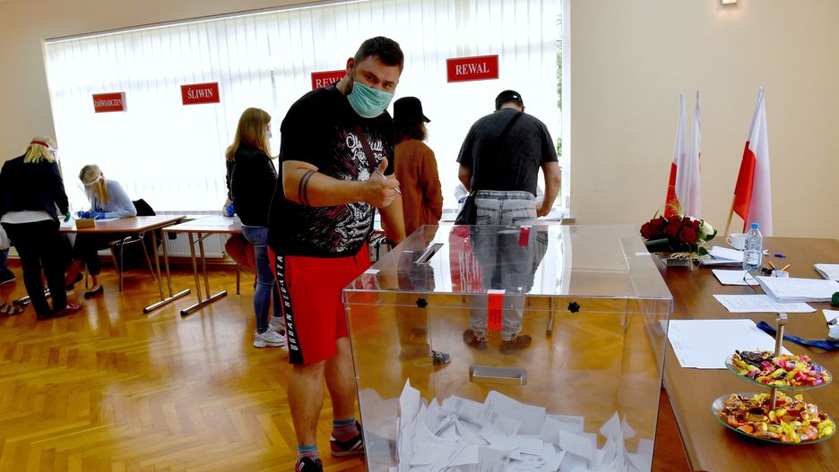 Wybory prezydenckie 2020 - II tura. Jak wynika z exit poll Andrzej Duda zdobył 50,4 proc. głosów, a Rafał Trzaskowski - 49, 6 proc. 