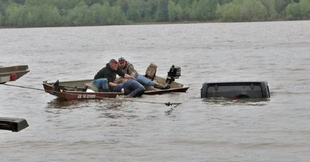 Zauważył samochód zatopiony w jeziorze. Tak uratował życie kobiecie