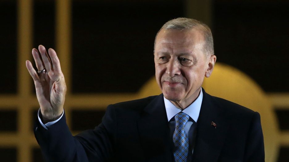 epaselect epa10661235 Turkish President Recep Tayyip Erdogan acknowledges supporters after winning re-election in Turkey's run-off vote, at the Presidential Palace in Ankara, Turkey, 28 May 2023. Erdogan won Turkey's presidential run-off and has been re-elected President, according to Turkey's Supreme Election Council. EPA/NECATI SAVAS Dostawca: PAP/EPA.