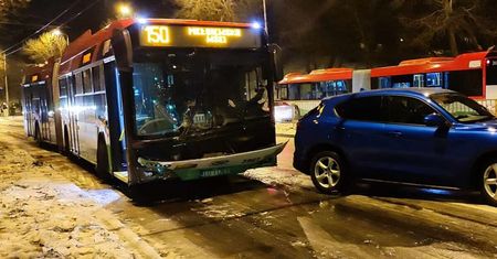Efekt domina na al. Andersa. Zaczęło się od kierowcy trolejbusu, który nie wyhamował. Ucierpiała też karetka