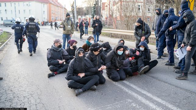 Pokojowy protest przerodzi? si? w starcia z policj? w Kro?nie Odrza?skim
Fot. NewsLubuski/East News, 12.02.2022, Pokojowy protest w obronie migrantow przerodzil sie w starcia z policja w Krosnie Odrzanskim. Protestujacy rzucali w funckjonariuszy kamieniami, deskami, uzywali takze pirotechniki. Policjaci musieli uzyc gazu oraz srodkow przymusu bezposredniego. Zatrzymano 11 osob, w akcji bralo udzial ponad 200 policjantow z czego dwoch zostalo rannych.
NewsLubuski