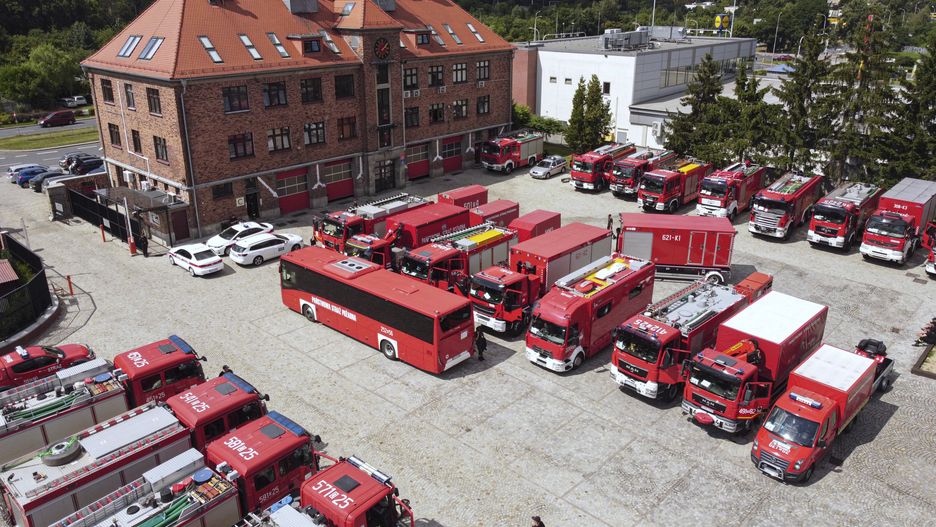 Wrocław, 07.08.2021. Wozy strażackie na terenie Komendy Wojewódzkiej Państwowej Straży Pożarnej we Wrocławiu, 7 bm. Grupa strażaków wyjeżdża do Grecji żeby pomóc w gaszeniu pożarów. Pożary szaleją na Eubei, na północny wschód od Aten oraz w wielu miejscach w południowym regionie Peloponezu. (aldg) PAP/Aleksander Koźmiński