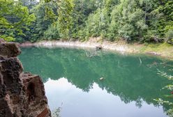 Urokliwe jezioro na Dolnym Śląsku. Jego kolor zachwyca