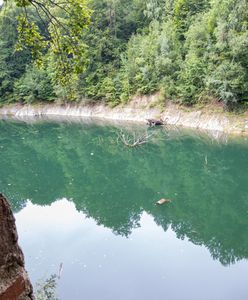 Urokliwe jezioro na Dolnym Śląsku. Jego kolor zachwyca