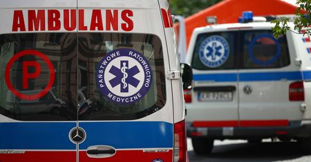 Groźny wypadek na obwodnicy. Kobieta spadła z mostu