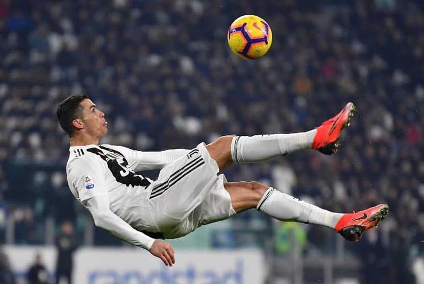Cristiano Ronaldo podczas wykonywania przewrotki - Instagram