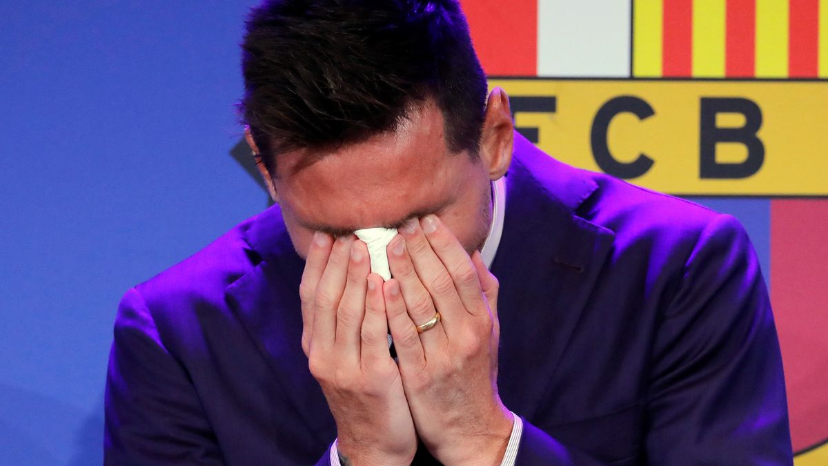 epa09405792 Argentine forward Lionel Messi gets emotional during a press conference to explain his version of the reasons for his departure from Barcelona FC in Barcelona, Spain, 08 August 2021.  FC Barcelona issued a statement on 05 August announcing Argentinian striker Lionel Messi will not extend his contract with the team due to 'economic and structural obstacles'.  EPA/ANDREU DALMAU Dostawca: PAP/EPA.
