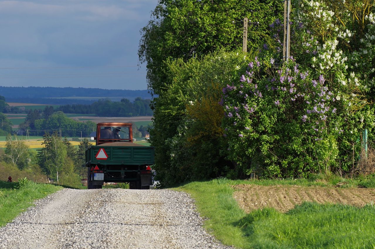 Pijany traktorzysta jechał środkiem drogi, uderzył w audi i odjechał. Kierowca osobówki go dogonił
