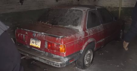 Znaleźli auto w garażu. Pokazali, w jakim jest stanie po 14 latach