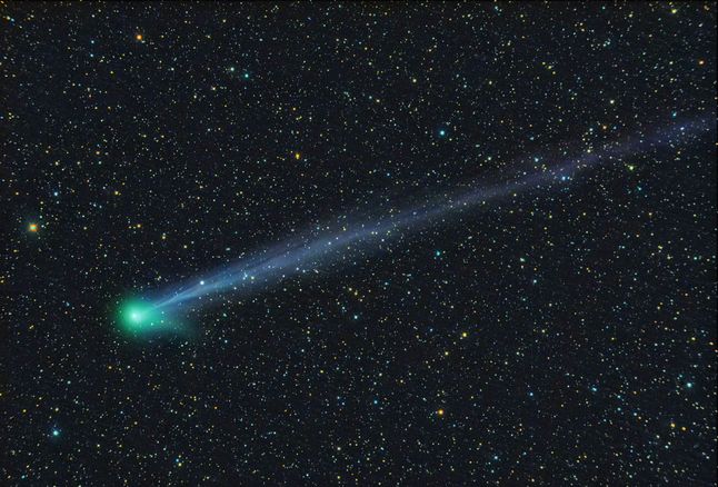 Kometa C/2009 R1 McNaught o jadowicie zielonej głowie i długim, niebieskawym warkoczu została odkryta we wrześniu zeszłego roku. Jej odkrywca, astronom Robert McNaught, ma na swoim koncie już 56 komet.