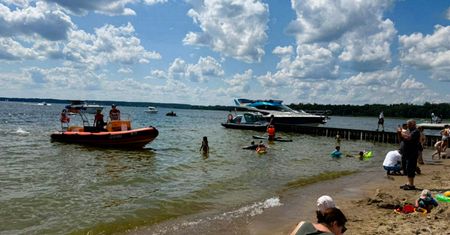 Zabierają je na mazurskie plaże. Ratownicy apelują