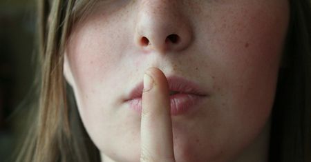 Coś dzieje się z Twoimi ustami lub paznokciami? Zrób test, to może być Omikron!
