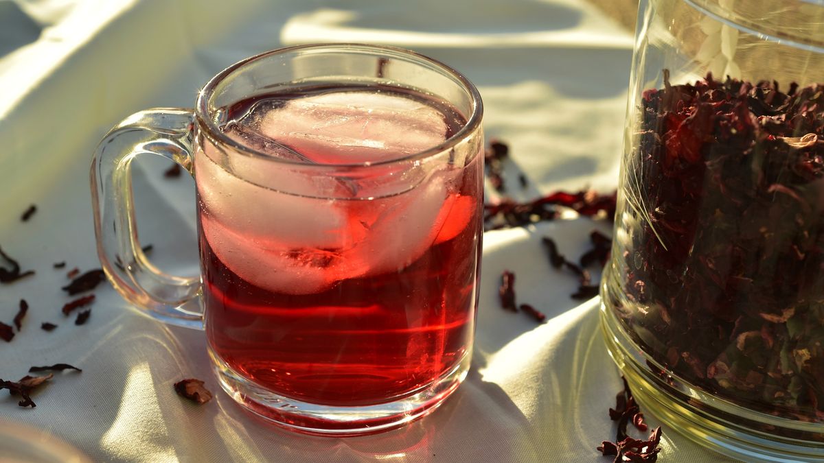 Herbata z hibiskusa może pomóc przy wielu dolegliwościach, ale nie każdy powinien ją pić