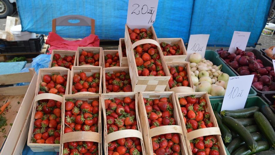 Truskawki to jedne z najpopularniejszych owoców sezonowych, które najczęściej spożywamy na surowo, ale doskonale sprawdzają się również jako dodatek do koktajli czy składnik pysznych ciast.