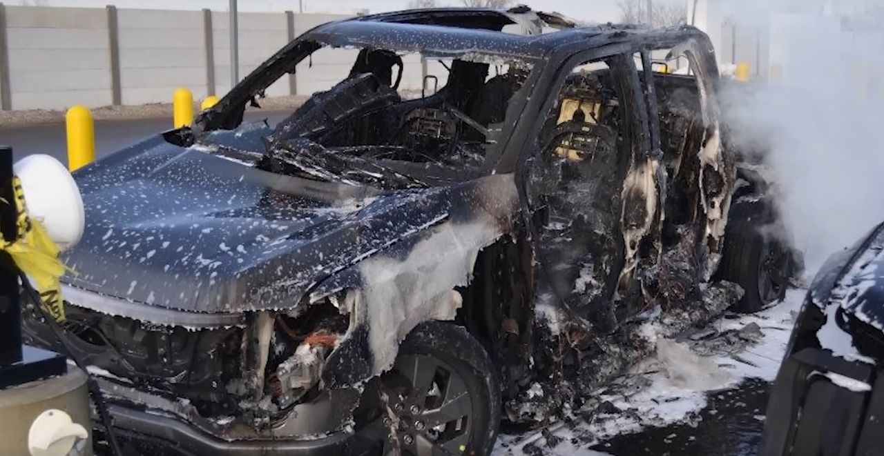 Samochody stanęły w płomieniach na parkingu Ford Motor w Dearborn