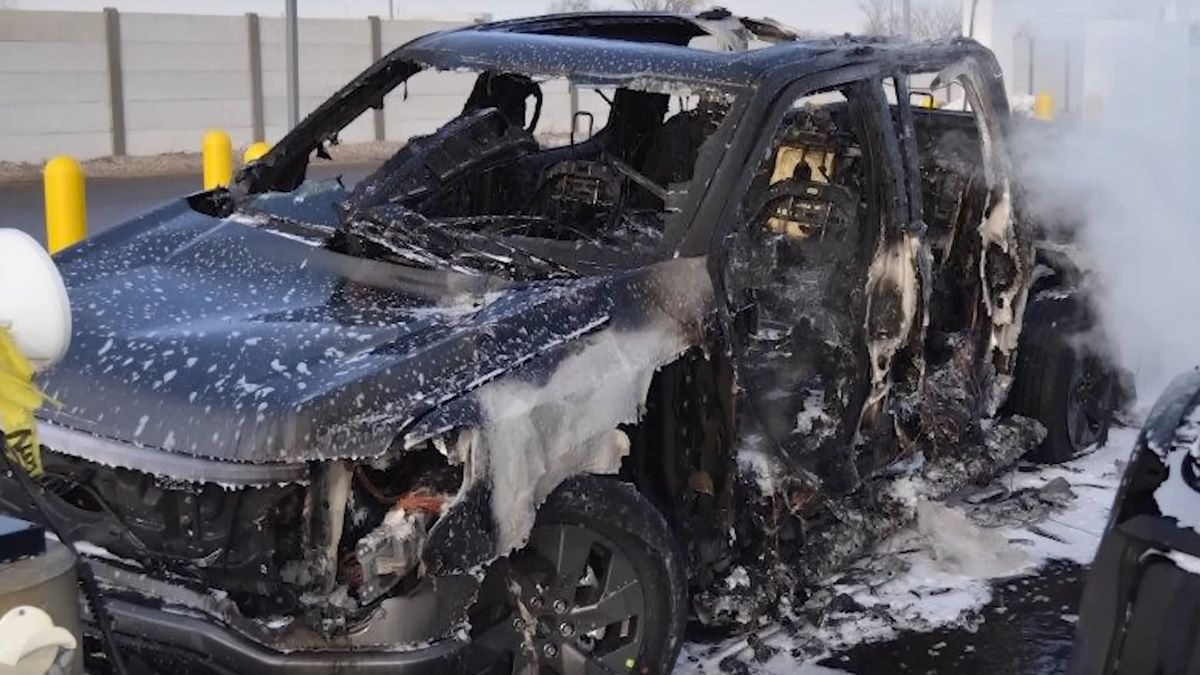 Samochody stanęły w płomieniach na parkingu Ford Motor w Dearborn