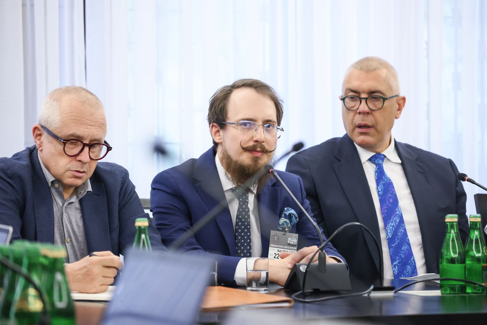 Warszawa, 22.05.2024. Poseł KO Roman Giertych (P), były dyrektor departamentu Funduszu Sprawiedliwości Tomasz Mraz (C) i mec. Jacek Dubois (L) podczas posiedzenia zespołu ds. rozliczeń PiS w Sejmie w Warszawie, 22 bm. w sprawie ustaleń pokontrolnych w fundacji PRO Bono Patryka Jakiego. (ad) PAP/Leszek Szymański