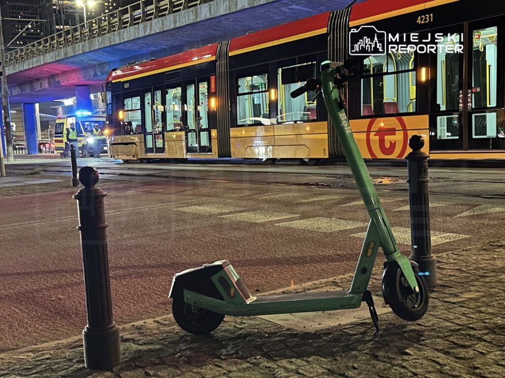 Warszawa: Wypadek na ul. Chałubińskiego. Kierująca hulajnogą wjechała pod tramwaj