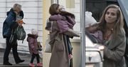 Agnieszka Kaczorowska opuszcza salę prób w towarzystwie córek i mamy