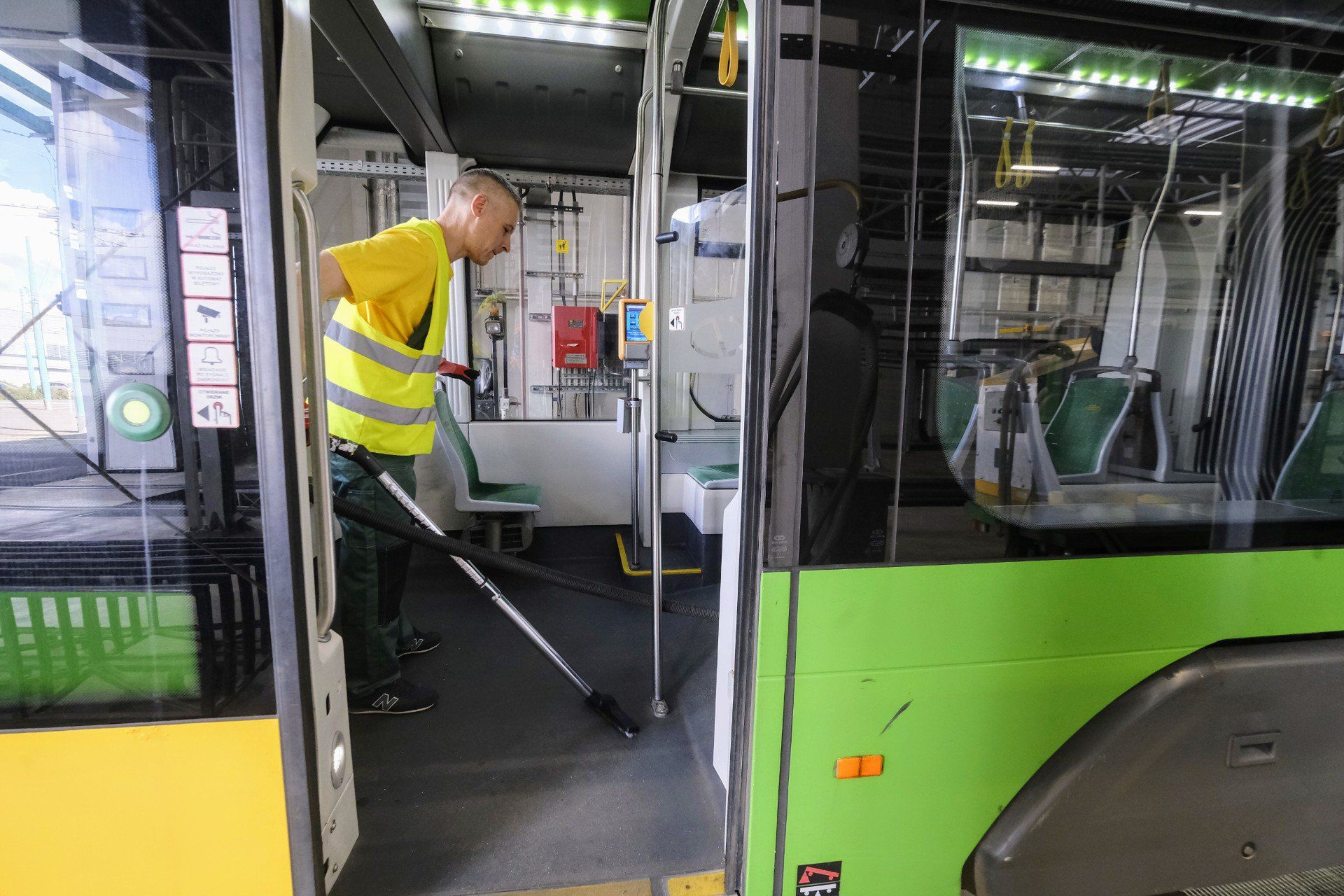 Tak sprząta się autobusy i tramwaje w Poznaniu