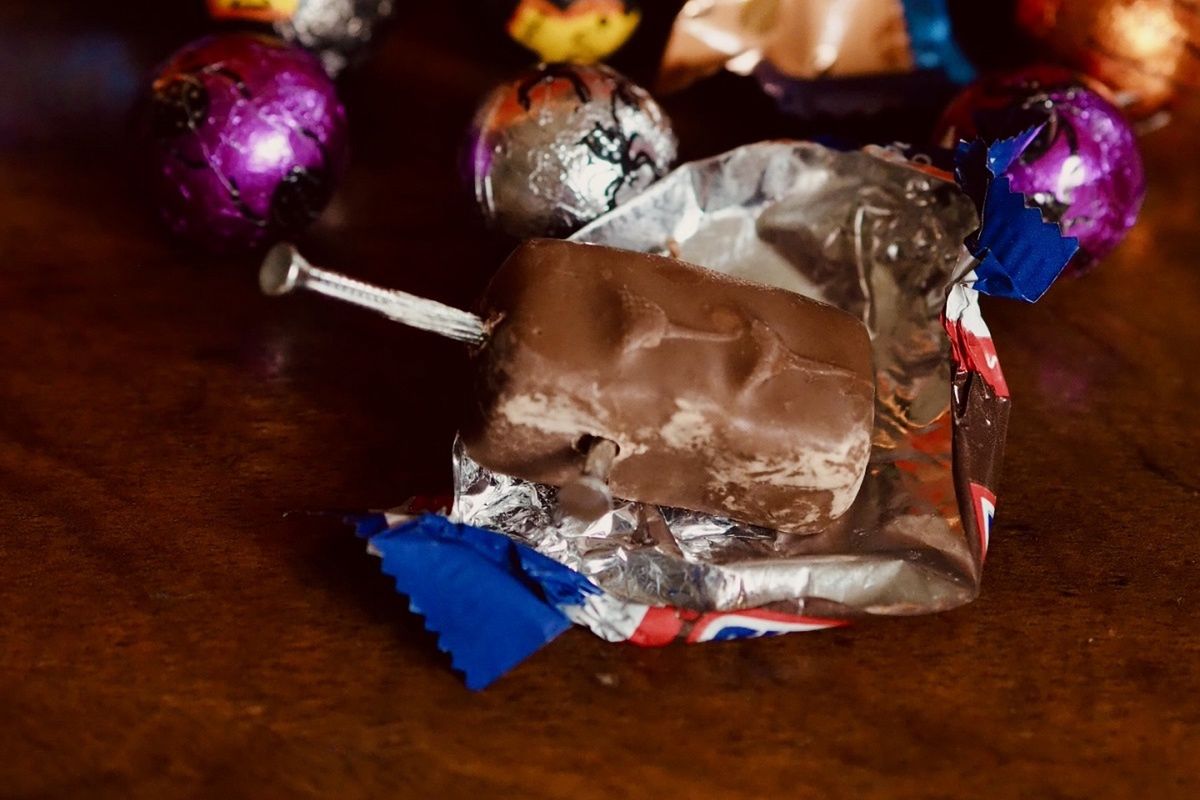 Szpilki i gwoździe w cukierkach. Rok po Halloween wciąż bez sprawców