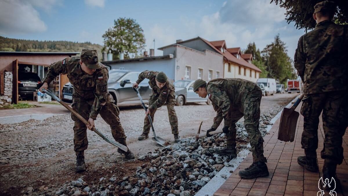 Żołnierze 2 LBOT niosący pomoc na Dolnym Śląsku