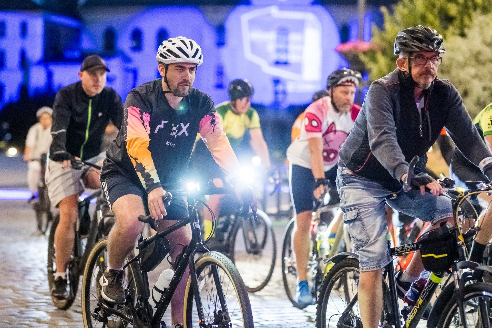 Rowerzyści na Starym Rynku zebrali się ok. 21:30. Rajd wystartował o 22 i zakończył się chwilę przed północą. Uczestników zachęcano, aby mieli przy sobie neonowe gadżety i odblaski, a także kask. Konieczne było sprawne oświetlenie.