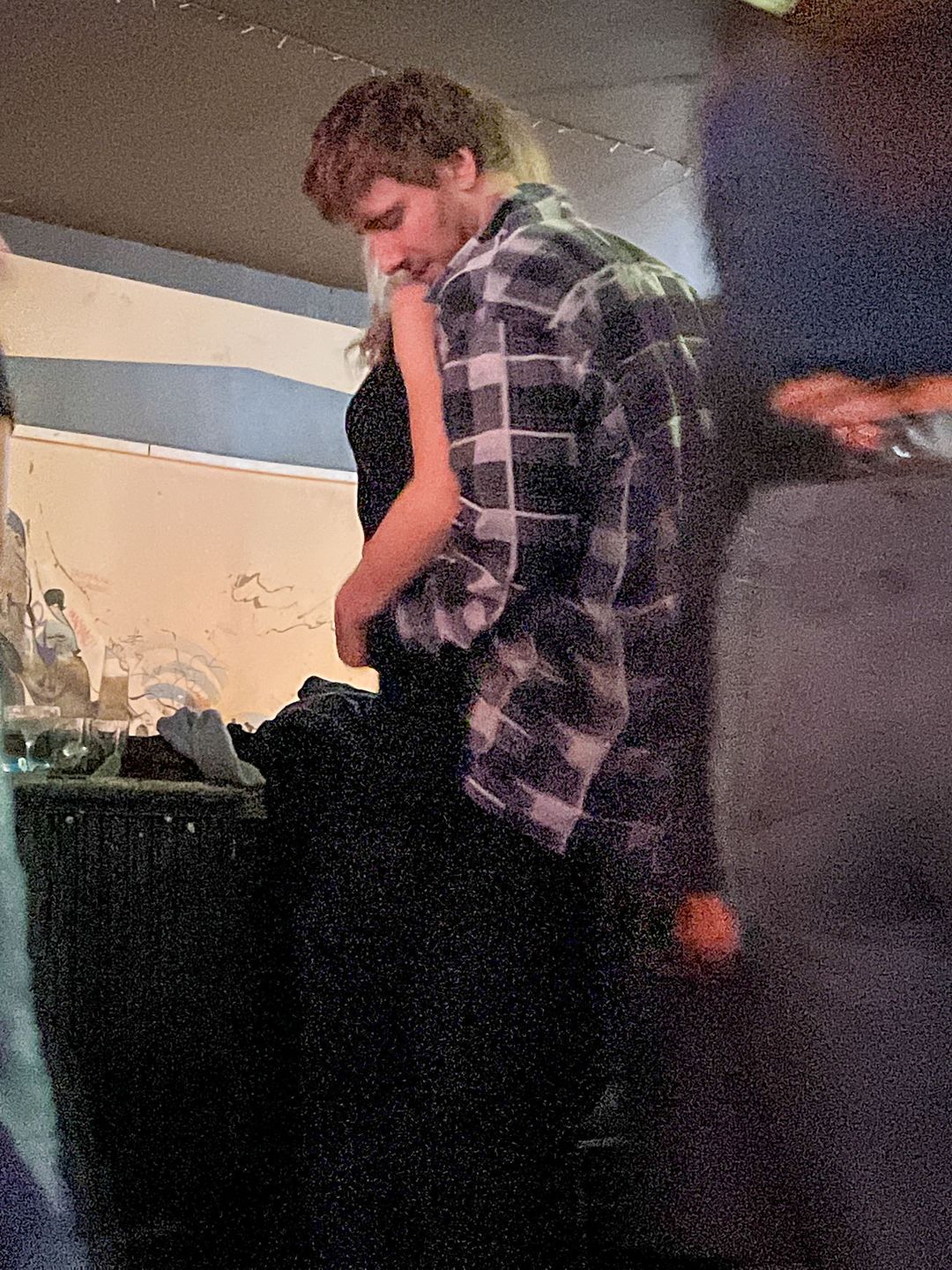 Maciej Musiał wywija w klubie z tajemniczą towarzyszką