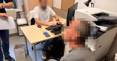Wymienił kłódkę i wyniósł siedem obrazów. 50-latek z Mokotowa usłyszał zarzut kradzieży z włamaniem