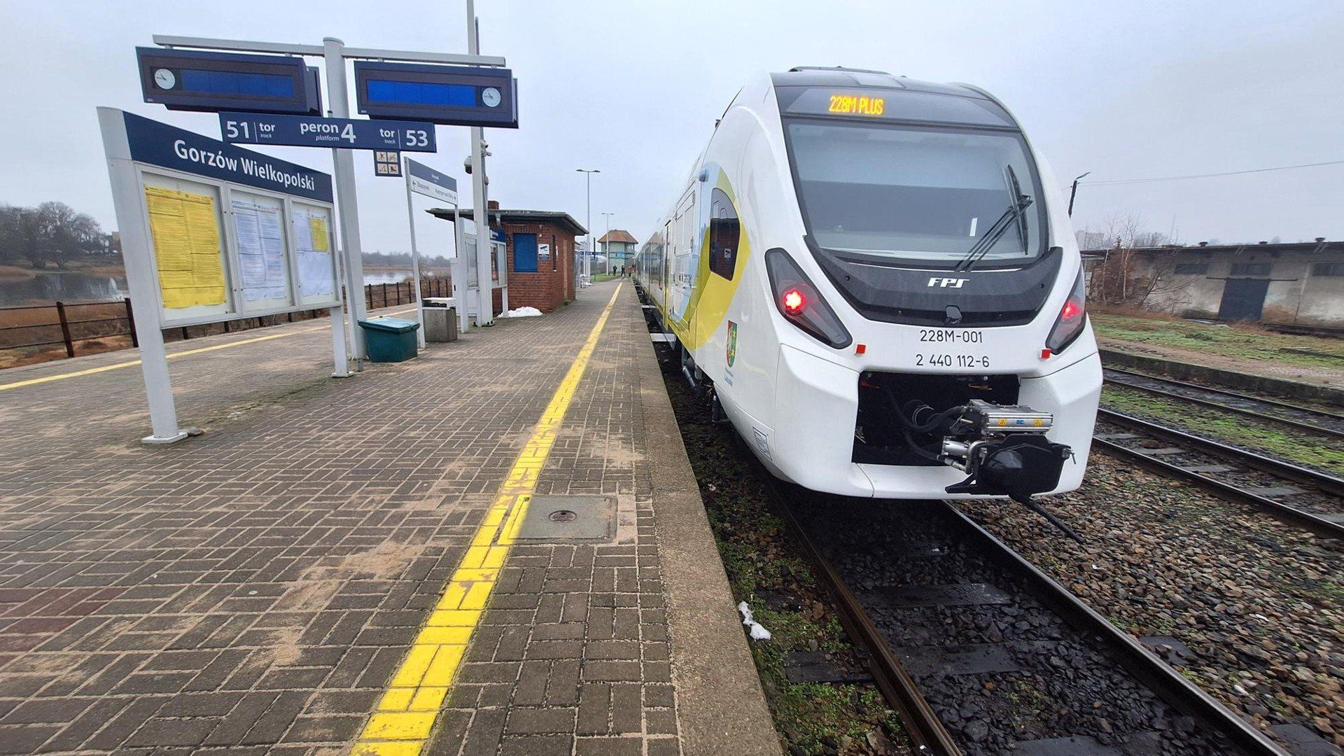 Nowy trójczłonowy szynobus, który na lubuskie tory wyjechał na przełomie stycznia i lutego, nie jeździ od trzech miesięcy.