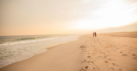 Tak trzeba zachowywać się na plaży. Niestety, aż 70 proc. osób robi to w wodzie