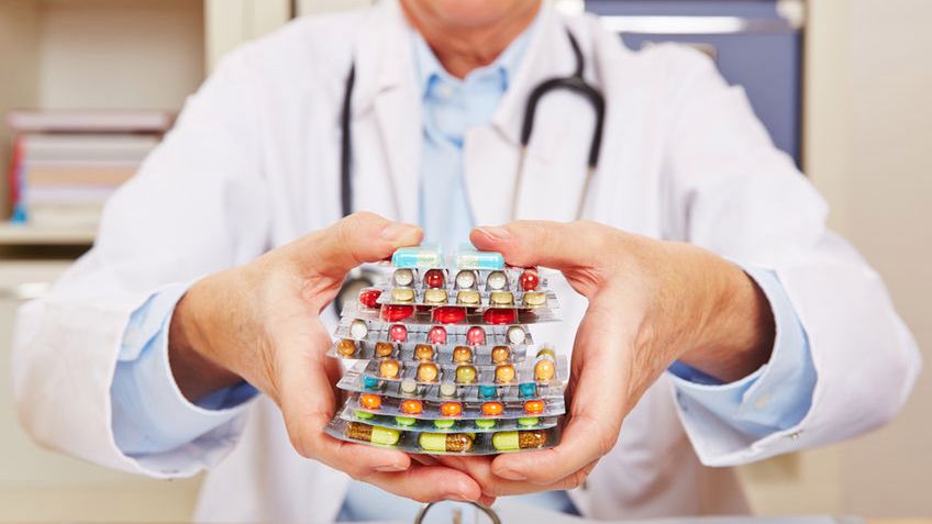 Leki wymieszane z niewłaściwym jedzeniem lub piciem skutkują wieloma skutkami ubocznymi 