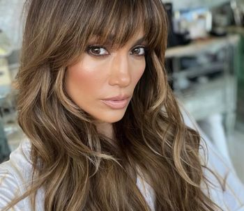 Koniec z mocnymi brwiami. Łuki w stylu J.Lo podbijają salony