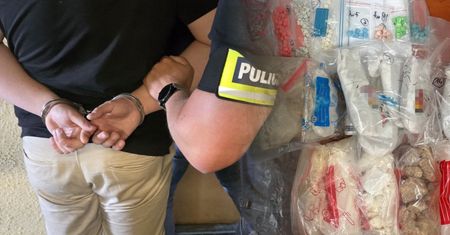 Pościg ulicami Katowic. Z Mercedesa wylatywały pakunki