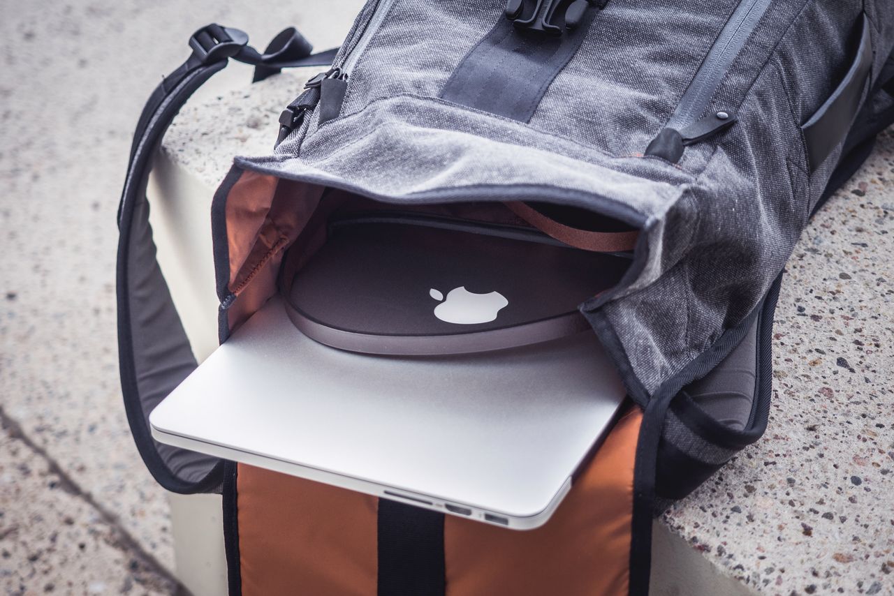 Plecak mieści laptopa w miękkiej kieszeni. Zaraz obok znajduje się kieszeń na tablet, w której trzymałem wzornik Spyder Checkr