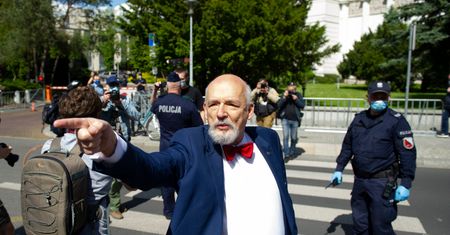 Janusz Korwin-Mikke wyleciał z Facebooka. Społecznościowy gigant znowu daje mu lekcję kapitalizmu