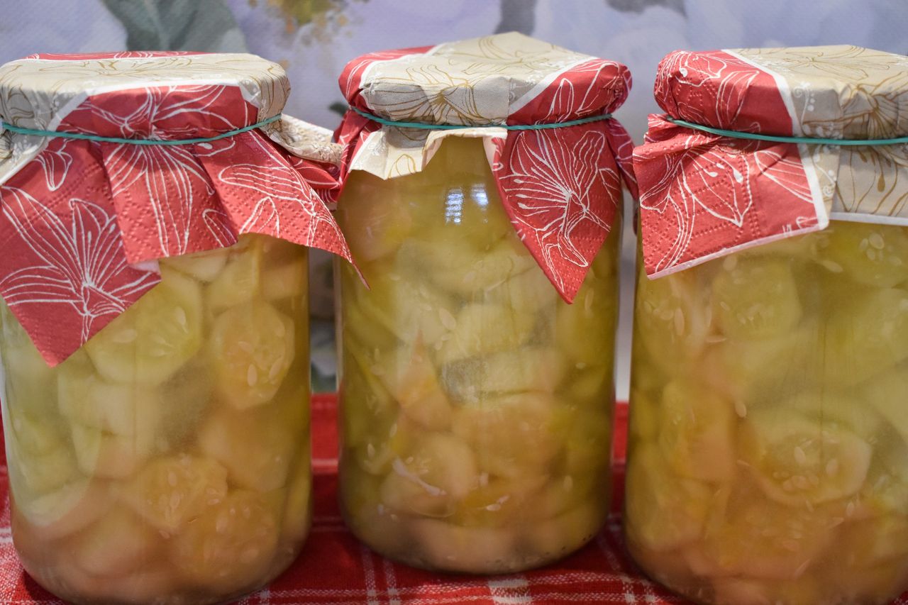Ogórki na zimę z czosnkiem. Doskonale pasują do mięs