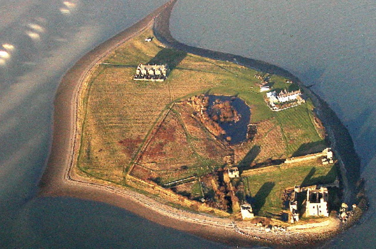 Malowniczą wysepkę Piel z zamkiem z XIV wieku i przyjemnymi plażami łatwo zwiedzić podczas jednego popołudnia. Ale jeśli znajdzie się dobry zarządca, na pobyt w 300-letnim pubie trzeba będzie już poświęcić noc (Wikimedia Commons) 