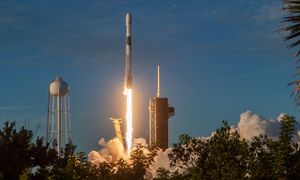 Falcon 9 wystartował. Wyniesie na orbitę polskie satelity podwójnego zastosowania