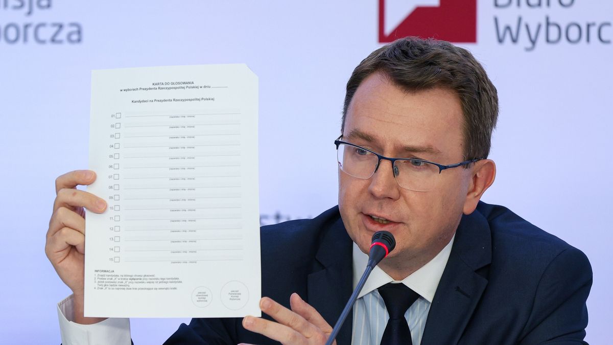 Warszawa, 18.05.2025. Wybory prezydenta RP - I tura. Zastępca Przrewodniczacego PKW Konrad Składowski (2P), sekretarz PKW Rafał Tkacz na II konferencji PKW, 18 bm. w Warszawie. Trwa głosowanie w I turze wyborów prezydenta RP. Do jego zakończenia obowiązuje cisza wyborcza. (aldg) PAP/Paweł Supernak