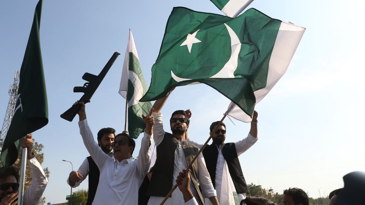 Pakistani traders protest against India in Islamabad
epa12088712 Pakistani traders shout anti-India slogans after India launched missile strikes in Pakistan, Islamabad, Pakistan, 10 May 2025. Pakistan and India have confirmed an immediate ceasefire, effective from 17:00 Indian Standard Time, following days of military escalation between the two countries. The ceasefire, announced by US President Donald Trump and confirmed by both countries' officials, aims to halt military operations and focus on diplomatic solutions.  EPA/SOHAIL SHAHZAD 
Dostawca: PAP/EPA.
SOHAIL SHAHZAD
ceasefire, protest, conflict